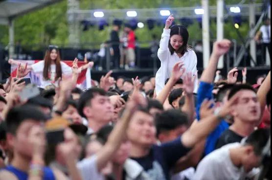 新手小白,如何在电音节搭讪?第8张